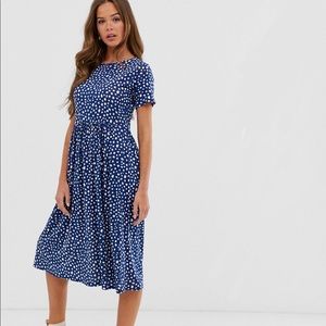 Cute everyday dress from ASOS (size S)

Body: 95% Viscose, 5% Spandex.